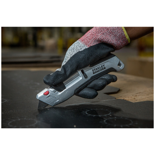 Cutter à lame auto-rétractable